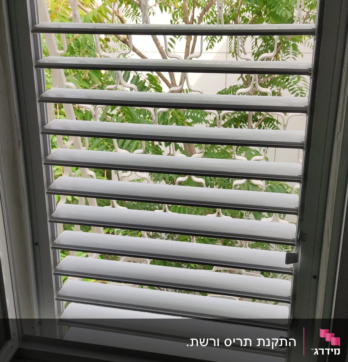 תריסי אלומיניום לבנים בחלון